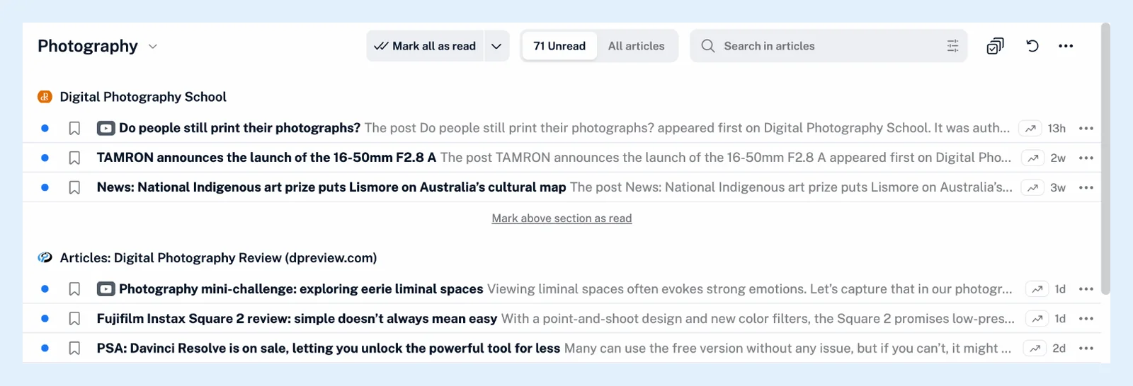Ein nach Feed gruppierter Inoreader-Ordner mit einer Überschrift mit dem Feed-Namen über den Artikeln jedes Feeds und einem Link „Darüberliegenden Abschnitt als gelesen markieren“ zwischen den Gruppen.